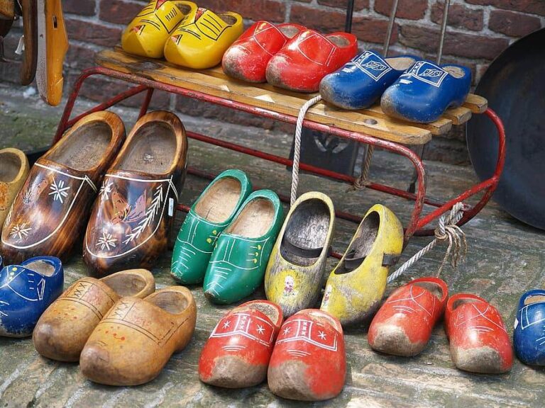 😮 How To Prevent Acrylic Paint From Cracking On Shoes