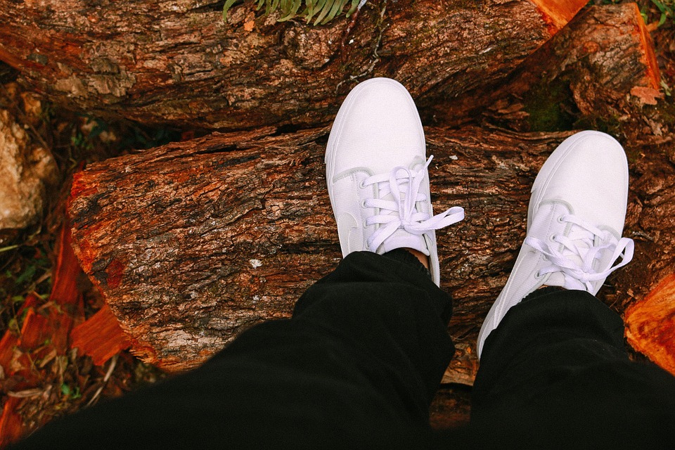  How to clean white shoes with baking soda and toothpaste?