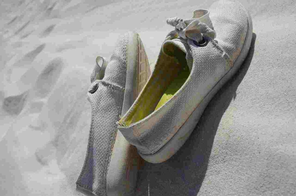 😮 How To Prevent Acrylic Paint From Cracking On Shoes